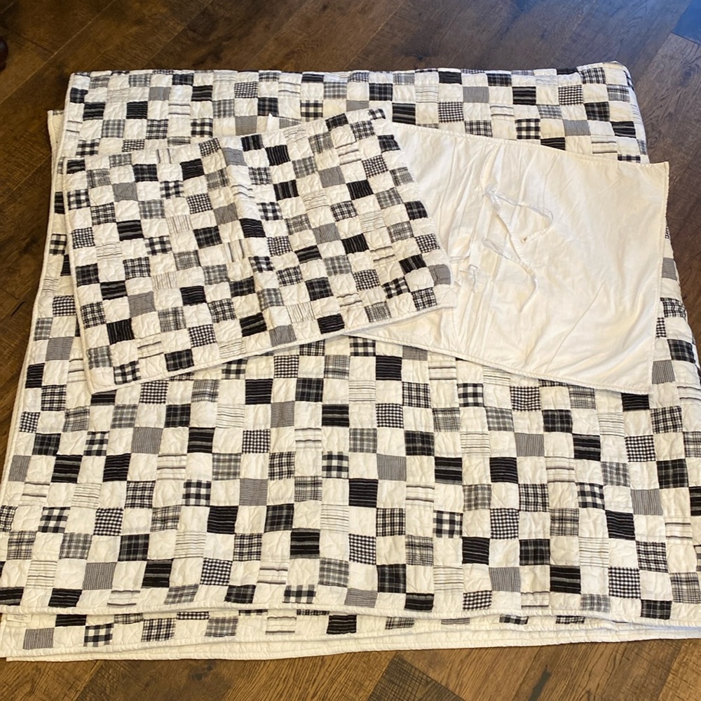 Crate & Barrel “Bahama” Queen sized Quilt and standard sized shams (2)